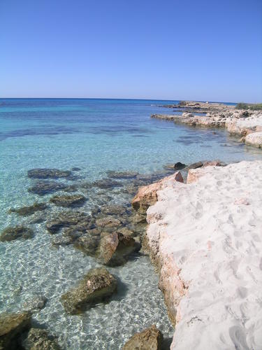 Очень красивый берез и вода, побережье Средиземного моря в Айя Напе