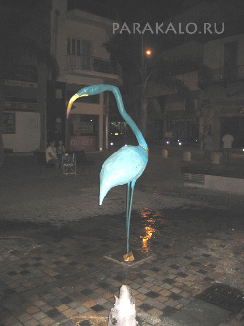 Скульптура легендарной птицы Кипра - фламинго
