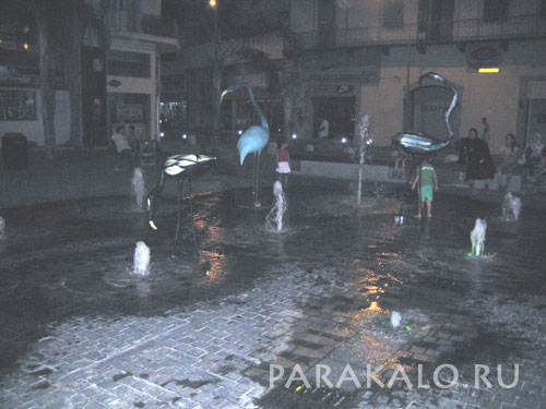 Это фонтан с фламинго в центре города Ларнака