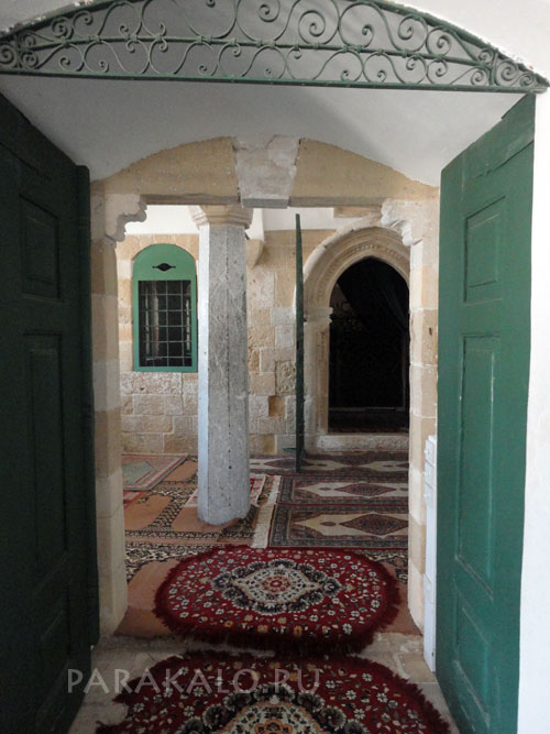Внутренние помещения кипрской мечети 