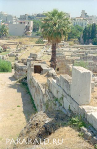 Фото исторических развалин в Афинах - городская стена старого города